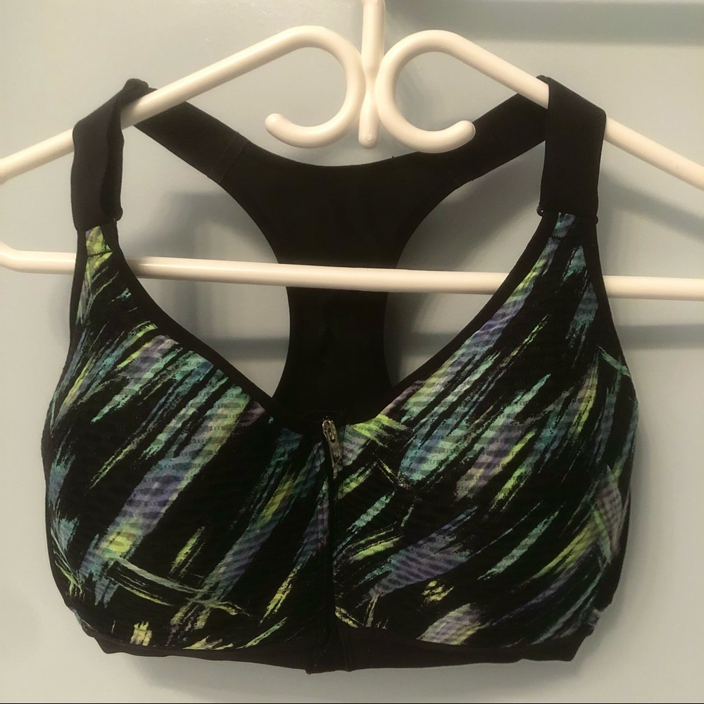 34DDD VS Incredible front-zip sports bra